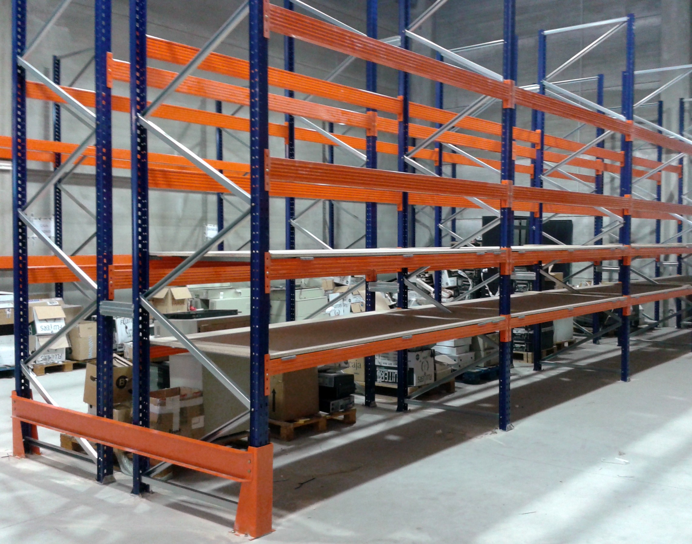 estanteria rack con tablero crudo